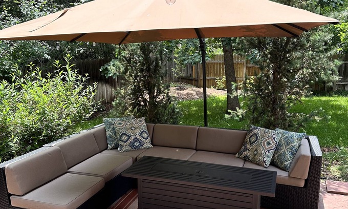 Wonderland Lake Casa | NOBO 4 bedroom, spacious yard, walk to market, restaurants, trails, downtown bus