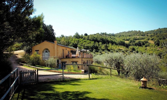 Montelaguardia Otro | Noce,stunning apartment in a farmhouse 10 minutes driving from Perugia downtown