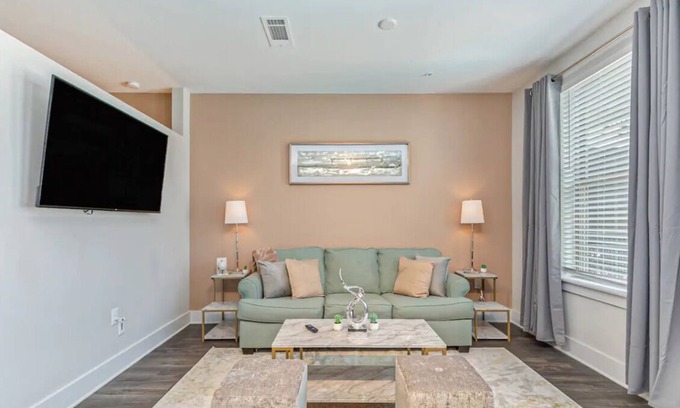 Villa Heights Apartamento | ⭐️NoDa King Bed | ⭐️2 Smart TVs | 5mins to Uptown⭐️