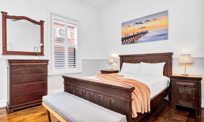 Glenelg North Casa | Noir Cottage | Glenelg North | 3BR | Netflix| BBQ