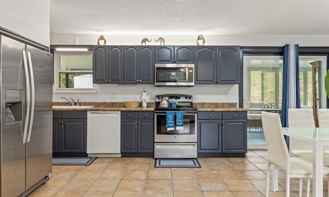 Sevierville Casa | Noir Manor 3BR House