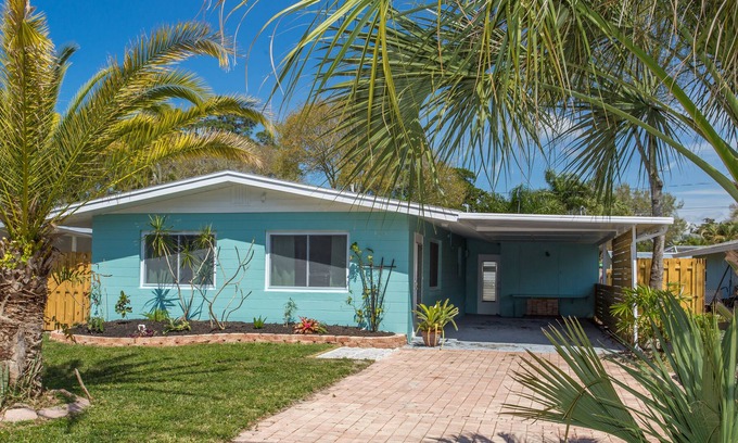 Laurel Cabaña | Nokomis Beach Bungalow