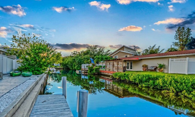 Laurel Apartamento | Waterfront Nokomis Home, Walk to Beach & Dining