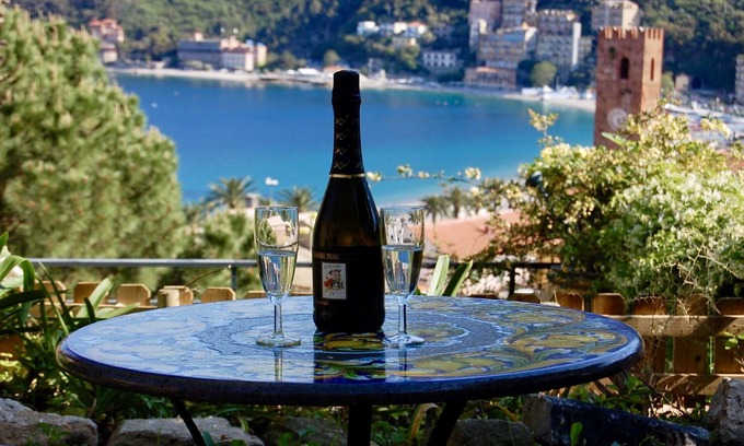 Noli Apartamento | Noli -Apartamento en una villa de la '800, terraza y jardín con vista al golfo