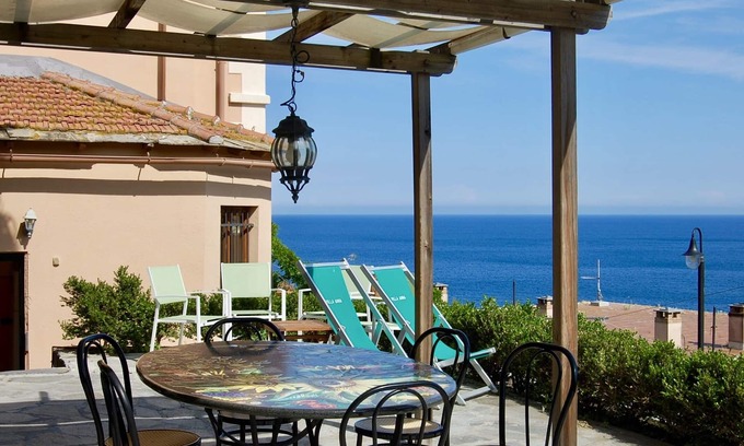Noli Casa | NOLI: apartamento en una villa del '800,con jardín y vIsta al Golfo