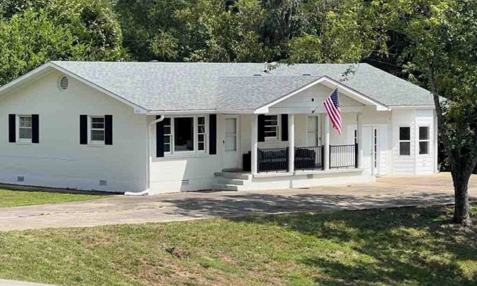 Clarkson Casa | Nolin Lake Waterfront Home