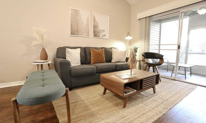 Gainesville Apartamento | Nomad Retreat 🧿 King Bed Boutique Condo w Garage