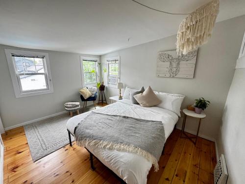 Carleton Place Apartamento | NookSide Nest 2 bedroom Upstairs suite King, Queen, Kitchenette, Parking
