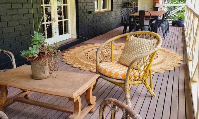 Woodend Casa | Noonan House. 5 minute walk to the centre of town. Spacious home on half acre.