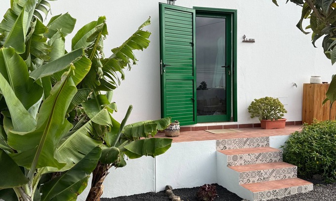 Tinajo Chalet De Esquí | NoPasaNada: apartmento privado el Hierro, vistas al jardín
