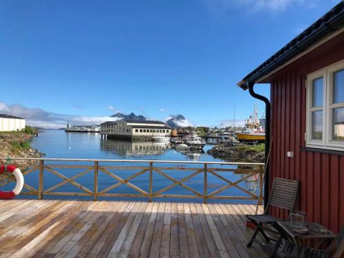 Svolvaer Casa | Nora's Waterfront Cabin