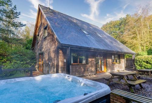 Farley Casa | Norbury, woodland lodge with hot tub for 12