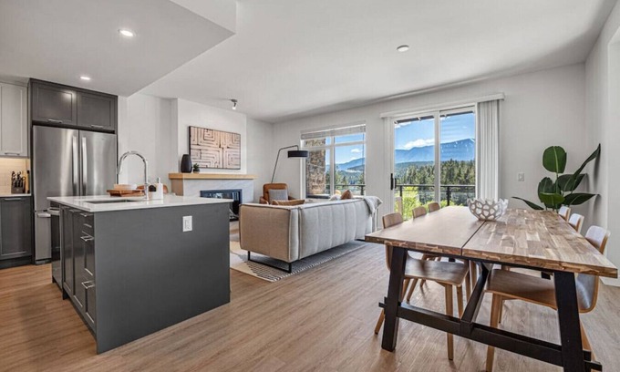 East Kootenay Apartamento | Nordic Nouveau | Hot Tub | Unmatched Lake Views