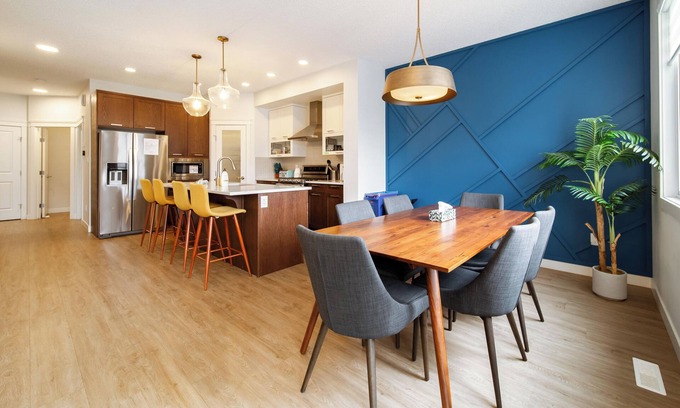 West Edmonton Casa | Nordic Oasis near WEM | Hot Tub, 2 Lounges, King Ensuite Sleeps 10