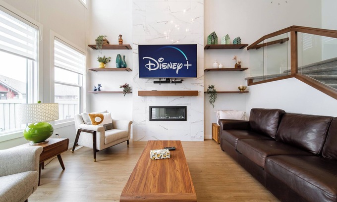 West Edmonton Casa | Nordic Retreat near WEM | Hot Tub, 2 Kitchens, 3 Lounges Sleeps 14