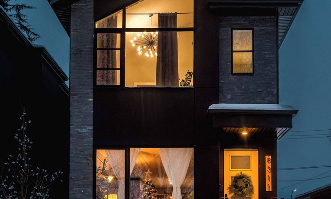 Old Strathcona Casa | The Yellow Door Retreat- Outdoor Nordic Sauna/ 3 ensuite baths/ near DT