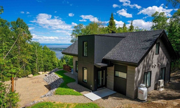 Les Eboulements Chalet De Esquí | Nordik Emma 157: Riverfront Bliss & Spa Sanctuary