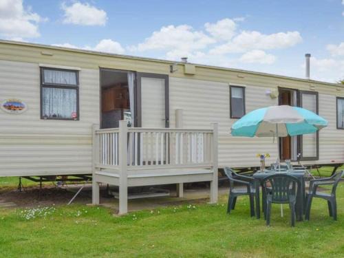 Bacton Casa | Norfolk Poppy Caravan - Sleeps 4 - WiFi and Sky TV Included