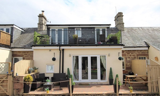 Berwick-upon-Tweed Cabaña | Norham near Berwick - Sleeps 8 - 2 Bathrooms - 15 Mins Beach - Dog Friendly