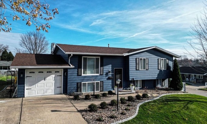 Dubuque Casa | Norland Getaway, great west end location, Hot Tub-Pet friendly, Arcade!