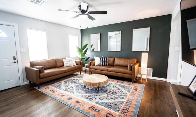 Norman Casa | Norman OU Football Getaway - Comfortable, Modern, Convenient - Feels Like Home!