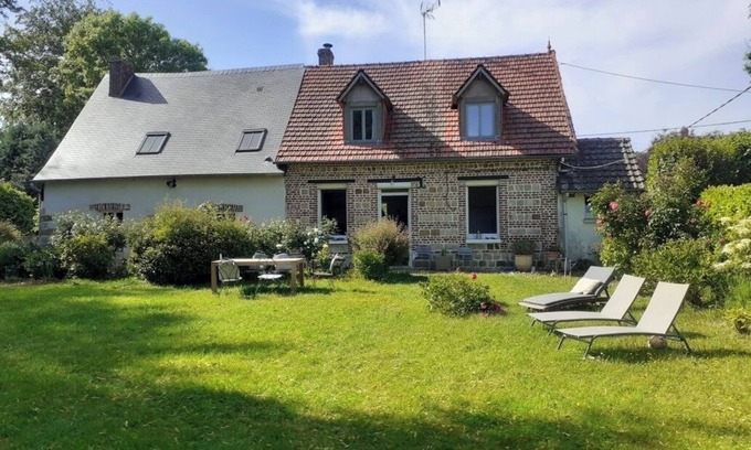 La Chapelle-sur-Dun Casa | Casa de estilo normando en una zona tranquila.