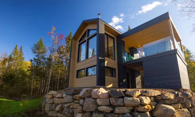 Lac Beauport Casa | NØRR - King Beds, Spa and Mountain Views