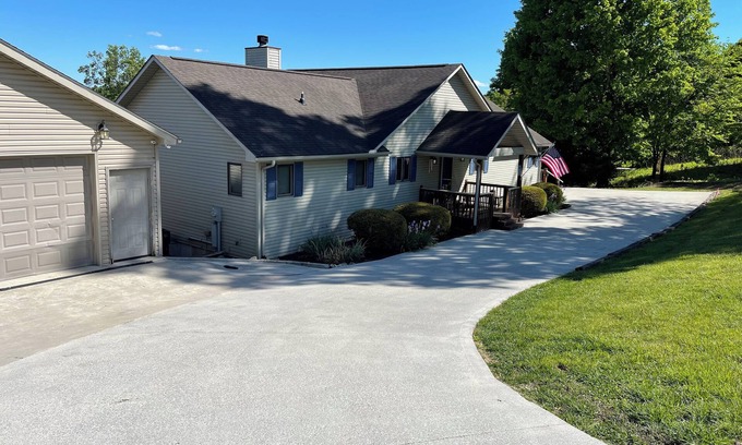 La Follette Complejo | Norris Lake Front Rentals: R4 Lake View House @ Deerfield Resort