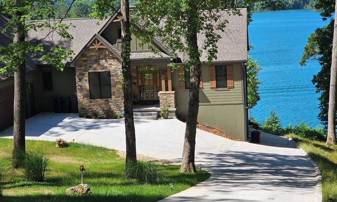 La Follette Casa | Ultimate Lakefront Retreat-Private Dock-Amazing Amenities-Year Round Water