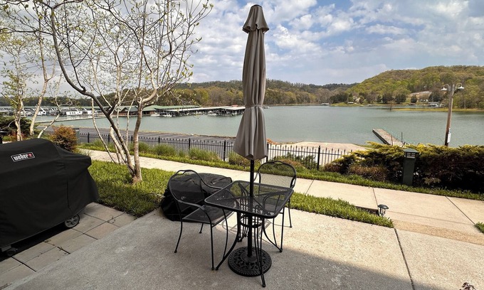Andersonville Condominio | Norris Nook-1 bedroom lakeview condo at Waterside Marina, near "The Loyston"