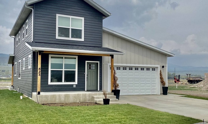 Ennis Casa | North 40 Farmhouse with Game Garage!