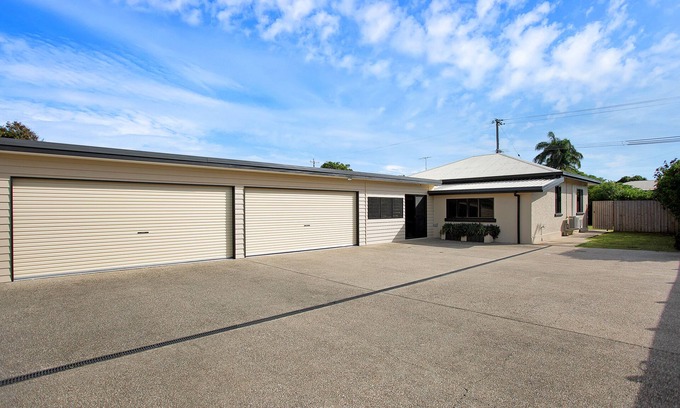 Mackay Casa | North Central Holiday Home
