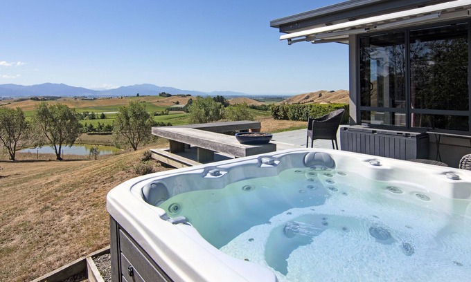 Shakespeare Bay Casa | NORTH COB - FAIRHALL HOLIDAY HOME, with hot tub in Blenheim