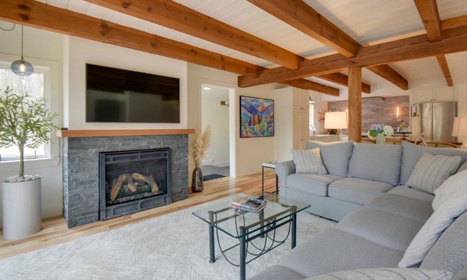 North Conway Casa | North Conway Townhome with Private Hot Tub and Deck!