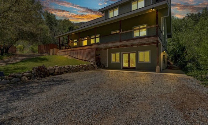 Kaweah Casa | North Fork Hideaway ~ Sleeps 14! WiFi, AC, Spacious home in Three Rivers