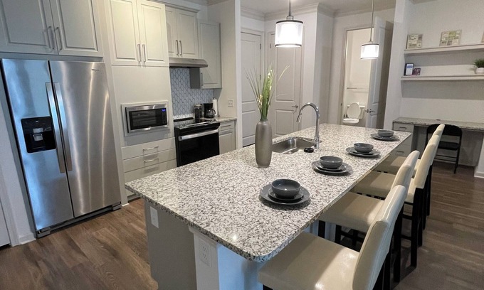 Buford Apartamento | Comfortable Mall of GA Luxury Apt steps away from every amenity you can dream of