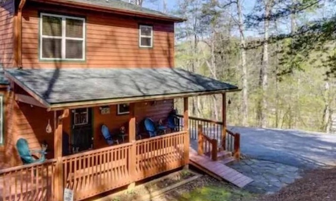 Blairsville Cabina | North Georgia Mountain Getaway: 3 BR/3 BA, Fire Pit & Game Room