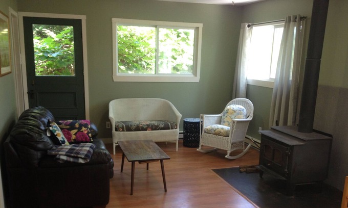 North Hatley Casa | North Hatley Private Serene one Bedroom Chalet ten Minute Walk From Village