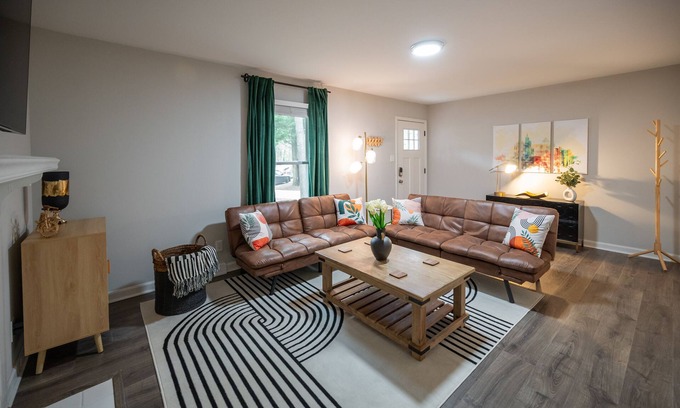 North Raleigh Casa | North Hills Oasis- 5mins from North Hills, Newly Renovated, Two En Suites!