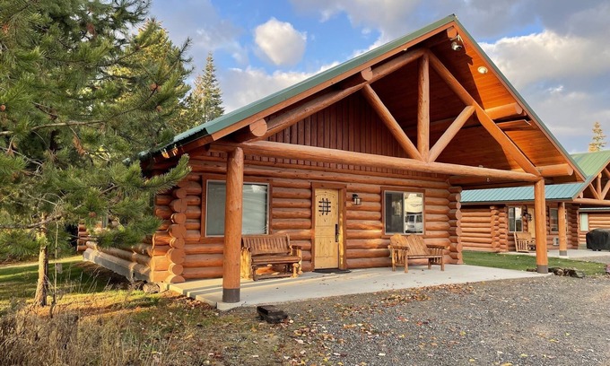 Bonners Ferry Cabina | North Idaho Log Cabin Retreat – 2BD/2BA with Full Kitchen + King Bed