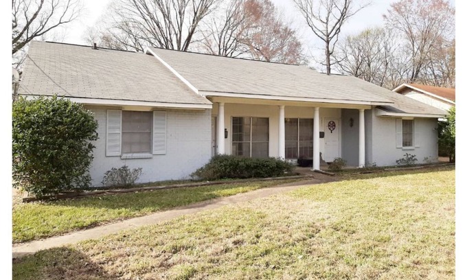 Tougaloo Casa | 5839 North Jackson Private Palatial Pad