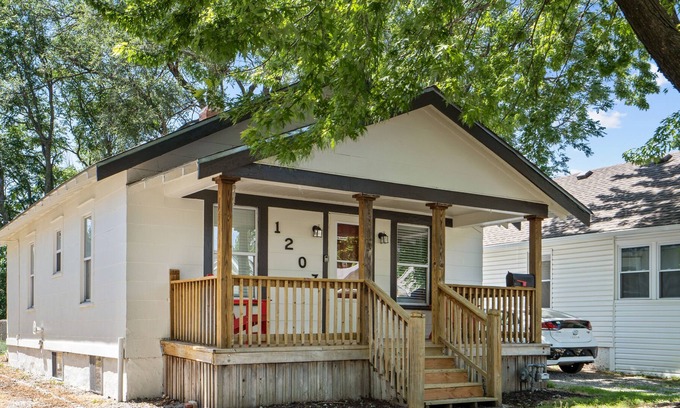 North Kansas City Casa | North Kansas City Nook! Pet Friendly and Walkable!