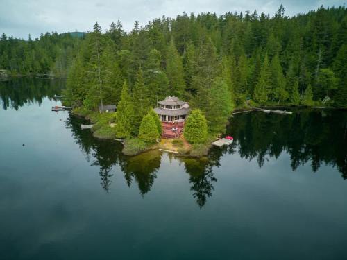 Egmont Casa | North Lake Waterfront Home