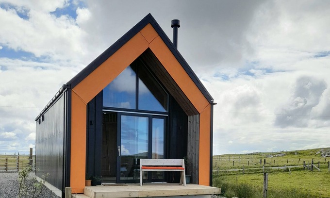 North Uist Cabaña | NORTH LIGHT STUDIO, pet friendly in Lochmaddy, North Uist