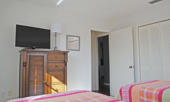 Palm River Estates Condominio | North Naples condo, comfortably furnished, in a great location