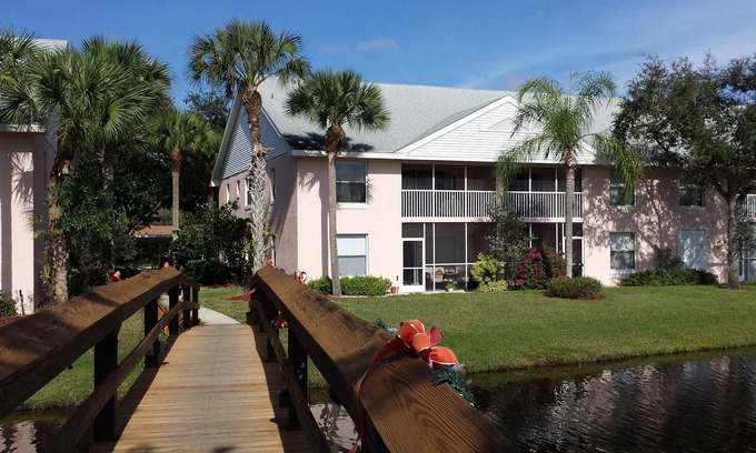 Palm River Estates Condominio | Naples, FL para la temporada de vacaciones o más, 2/2 Condo