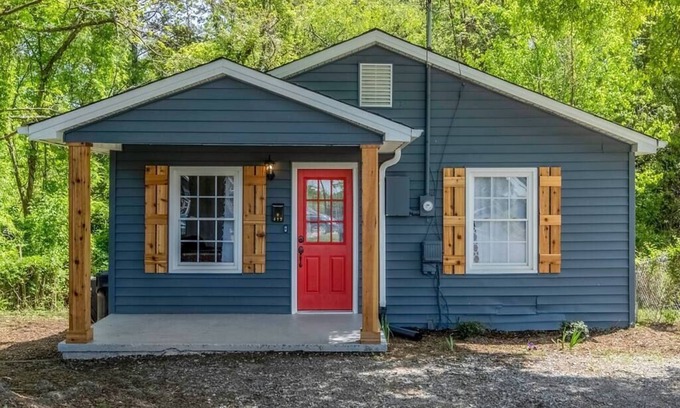 Dallas Casa | North of Gastonia Cute Cottage w/ Comfort & Style