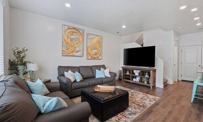 North Ogden Casa | Cozy 3 bd Townhouse, 20 min to Ski, Pet Friendly
