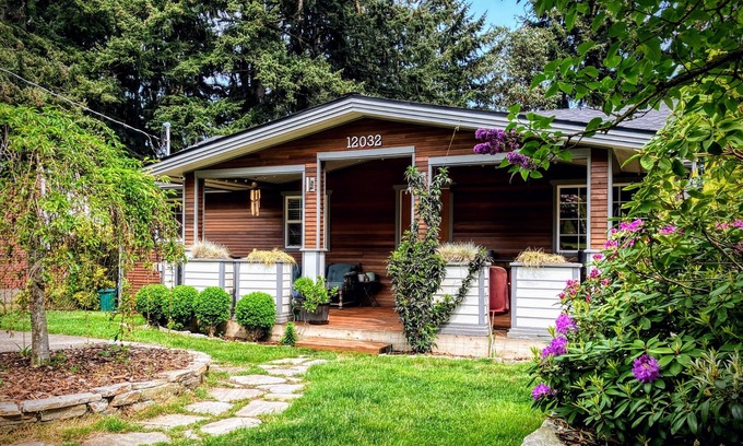 Northgate Casa | North Seattle bungalow near light rail and I-5.