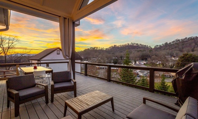 Northside Casa | North Shore home available for long term stays! - 30 night minimum | 3 Bed, 2 Bath